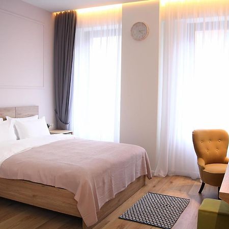 Parilament On Rustaveli 4 Rooms Tbilisi Bagian luar foto