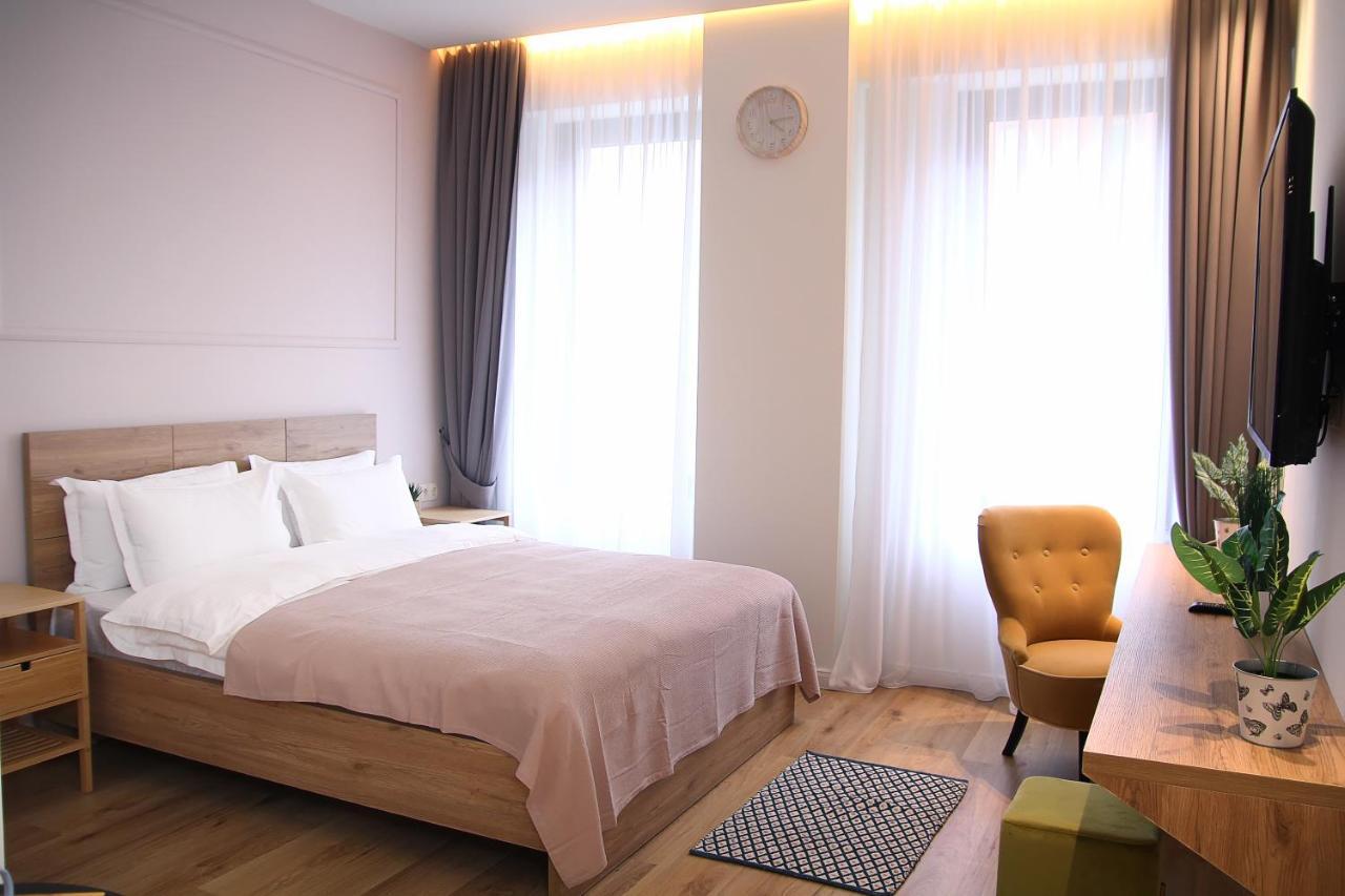 Parilament On Rustaveli 4 Rooms Tbilisi Bagian luar foto