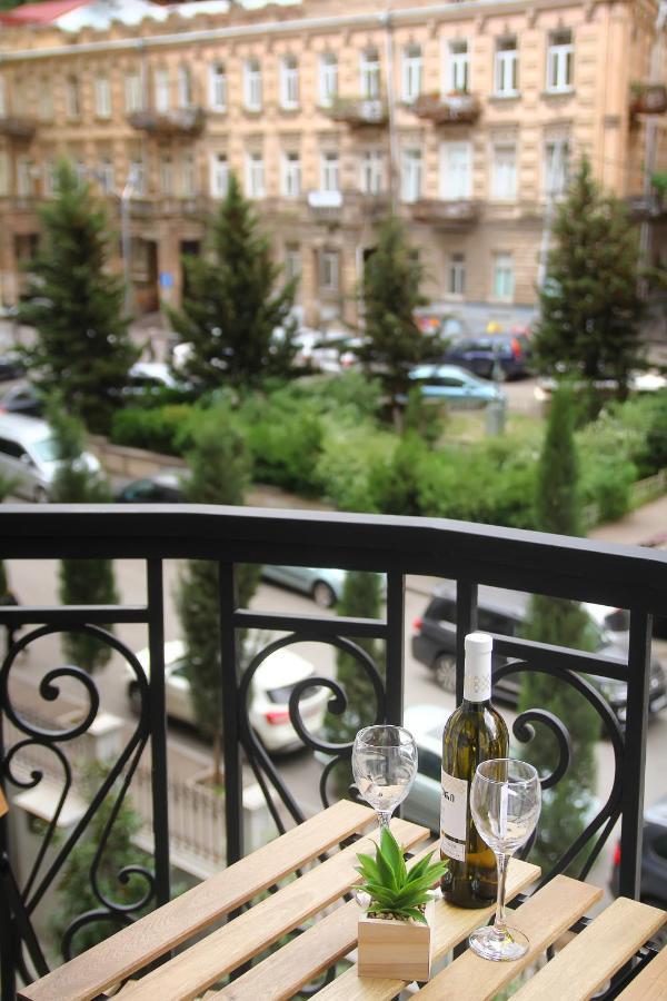 Parilament On Rustaveli 4 Rooms Tbilisi Bagian luar foto