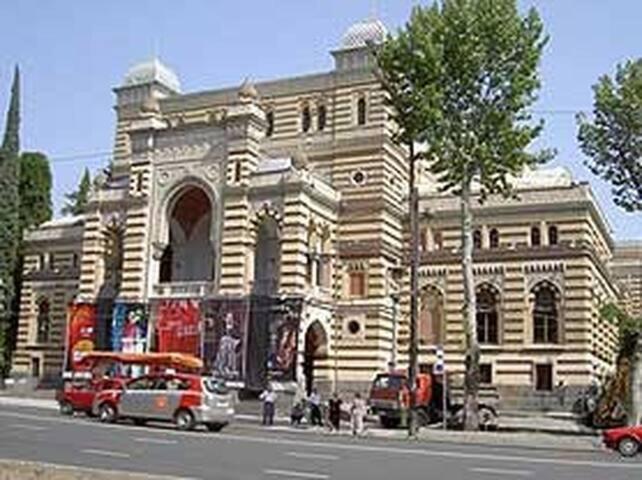Parilament On Rustaveli 4 Rooms Tbilisi Bagian luar foto